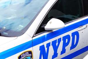 Video captó momento cuando policía de Nueva York que fue atropellado dispara a ladrones de autos en puente Kennedy