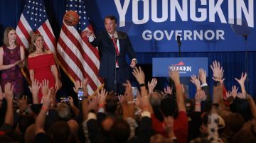 El republicano Glenn Youngkin es considerado una "estrella naciente" del Partido Repu}licano.