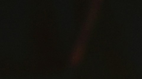 Caleb Plant se flexiona frente a los aficionados en la ceremonia del pesaje.