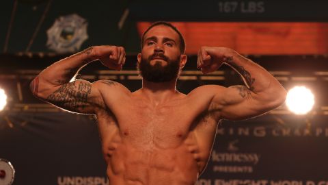 Caleb Plant se flexiona frente a los aficionados en la ceremonia del pesaje.