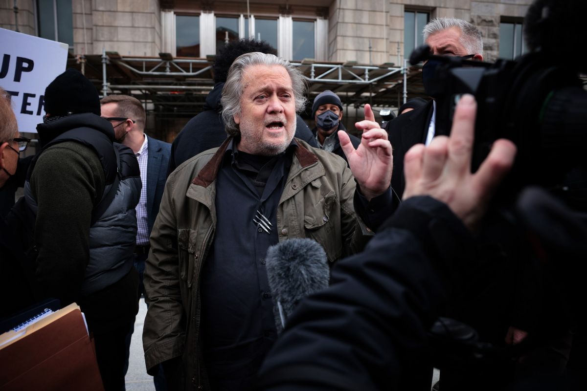 Steve Bannon turns himself in to the FBI;  Trump’s former chief adviser faces charges of criminal contempt of Congress