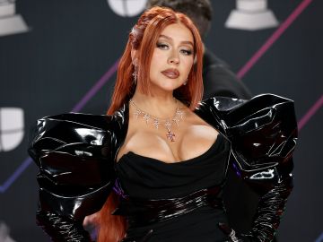 Christina Aguilera posa ante las cámaras en la alfombra roja de los Latin Grammy 2021.