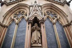 Aparecen misteriosos gorros de Santa Claus en estatuas de la capilla de la Universidad de Cambridge