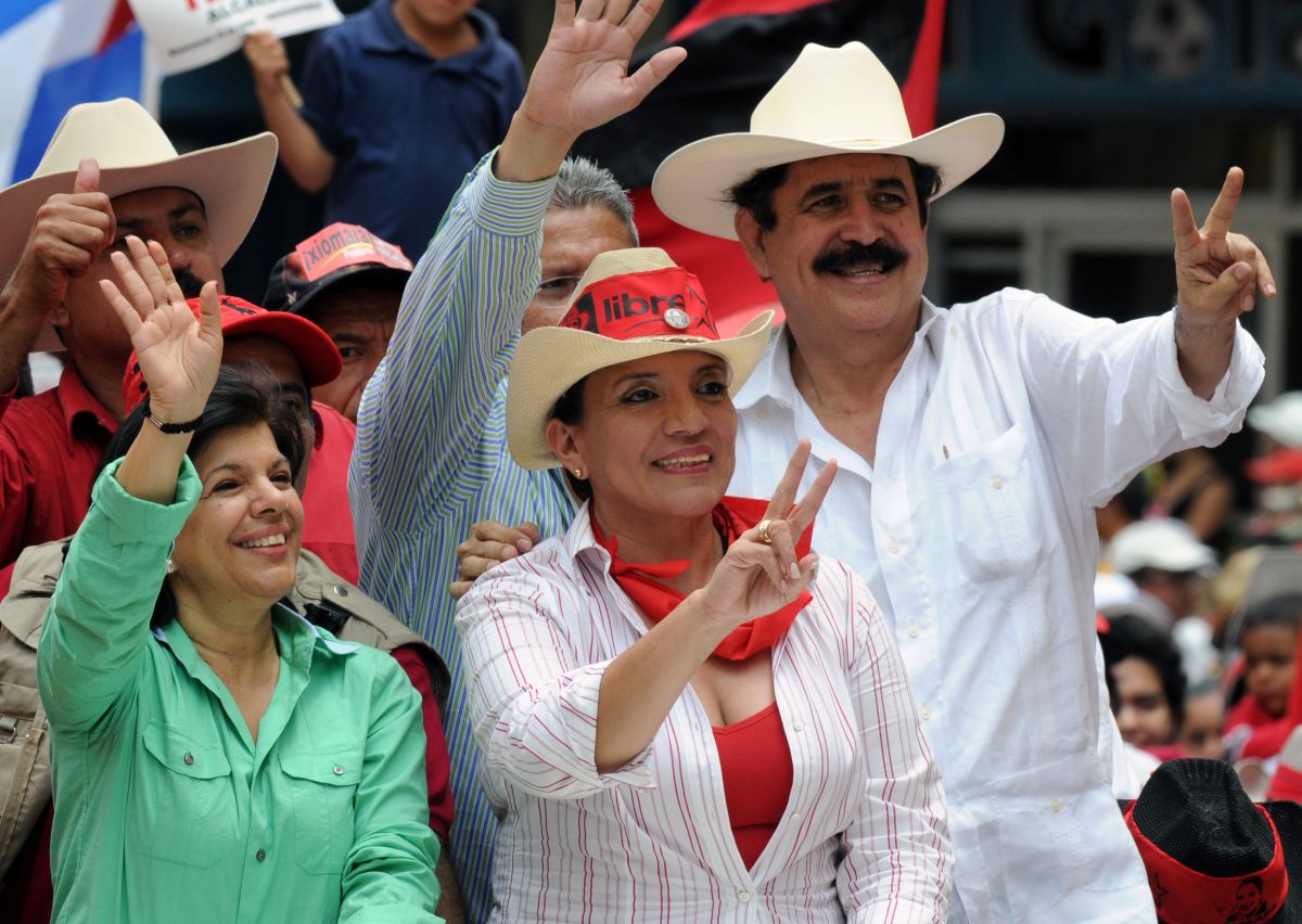 Castro es esposa del expresidente hondureño Manuel Zelaya. 