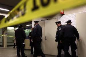 Mujer muere tras ser empujada a las vías del tren en Times Square, Nueva York