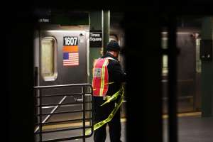Pasajeros del Subway en NYC se lanzan a los rieles del tren a rescatar a mujer que desamparado empujó