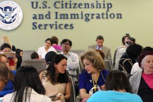 Solicitantes de asilos demandaron a USCIS por demora en renovación de permisos de trabajo