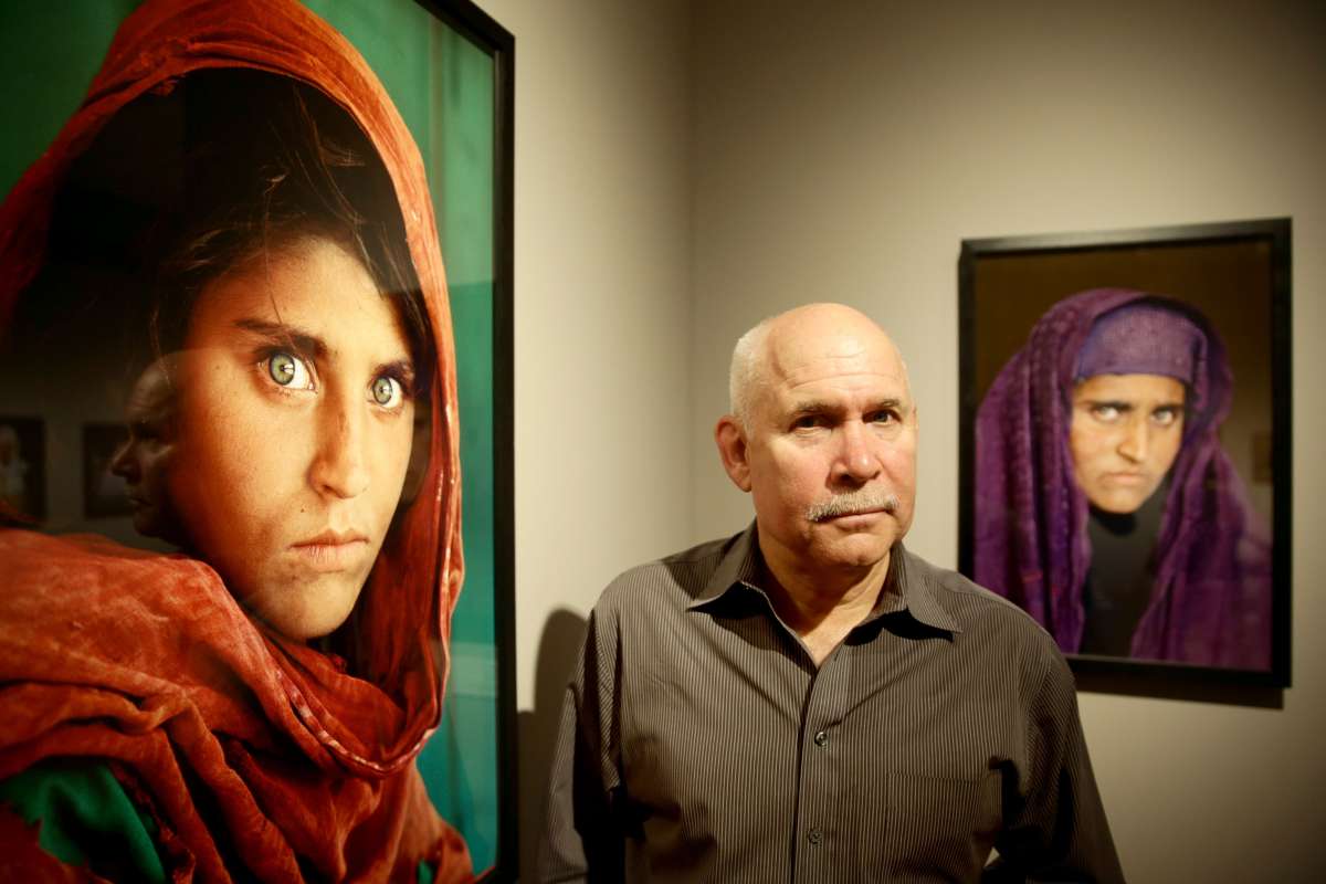 Icónica “niña afgana” de National Geographic recibe refugio en Italia - El  Diario NY