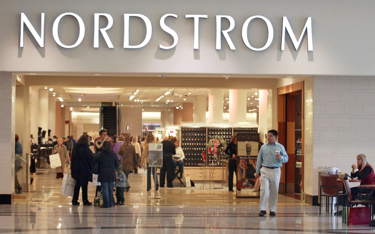 new massive robbery reported 20 thieves ransacked nordstrom store in los angeles american post