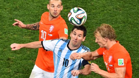 Wesley Sneijder, Lionel Messi y Dirk Kuyt