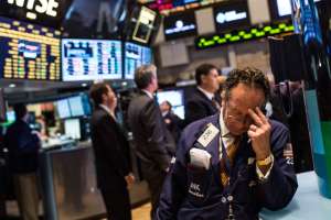 Dow Jones cae 900 puntos en lo que ahora es su peor día del año por temores a nueva variante del COVID