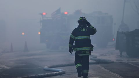 Video: Incendio en edificio cerca del Rockefeller Center en Nueva York deja 7 heridos