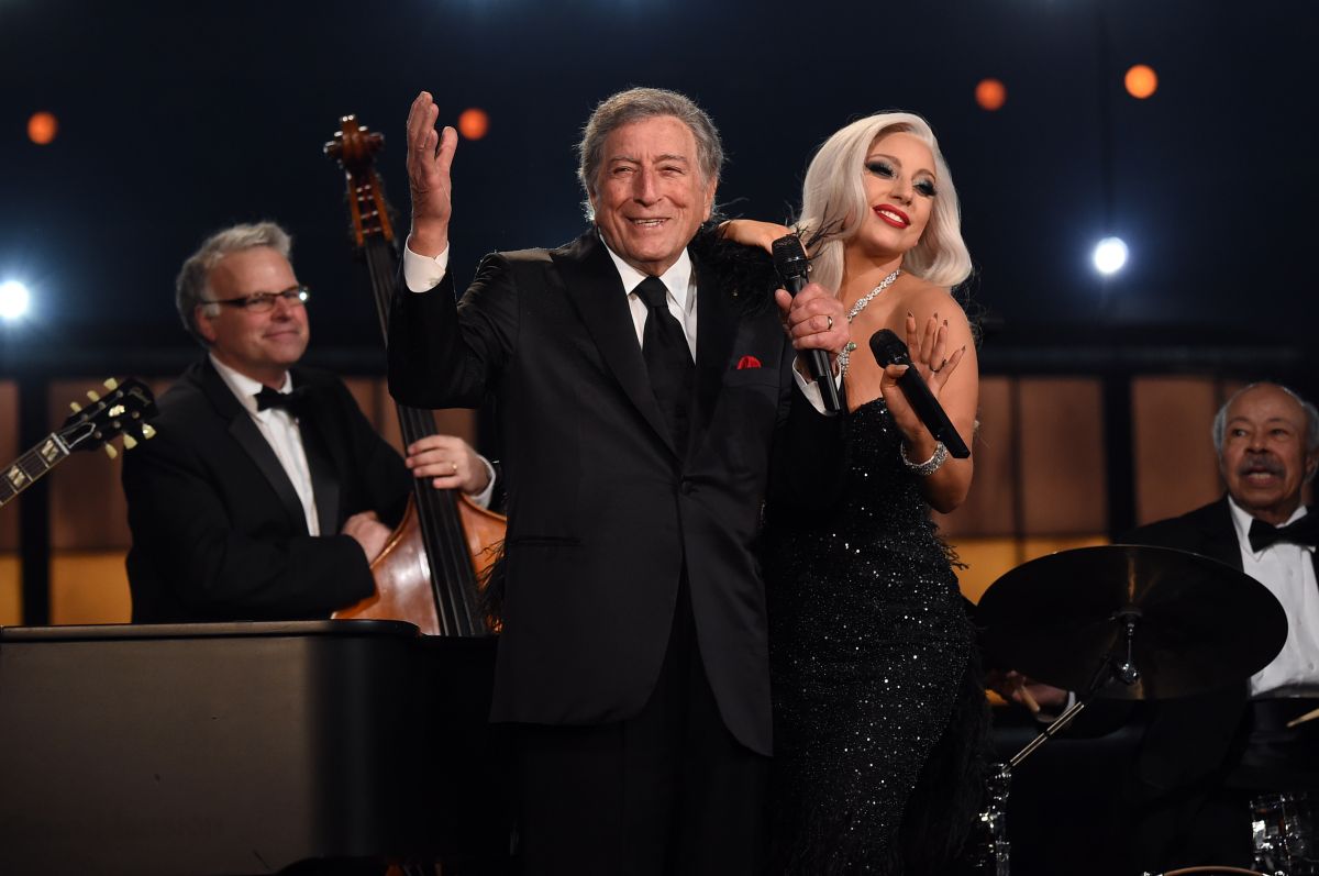 Tony Bennet y Lady Gaga actúan en el escenario durante la 57ª de los Premios Grammy en Los Ángeles, California.  
