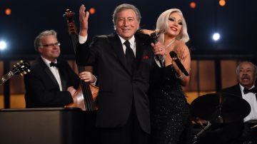 Tony Bennet y Lady Gaga actúan juntos en concierto.