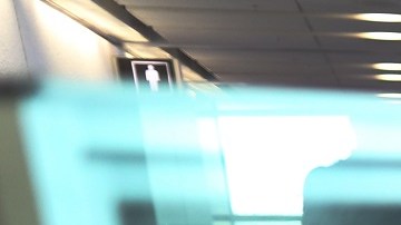 Pasajeros en el Aeropuerto Internacional de Miami, Florida.