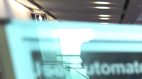 Pasajeros en el Aeropuerto Internacional de Miami, Florida.