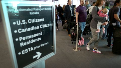 Pasajeros en el Aeropuerto Internacional de Miami, Florida.