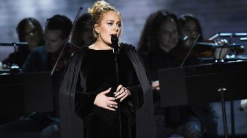 Adele actúa en el escenario durante la 59ª edición de los premios Grammy en el 12 de febrero de 2017