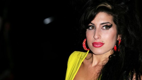 Subastan el vestido que llevó Amy Winehouse en su último concierto por un precio récord.