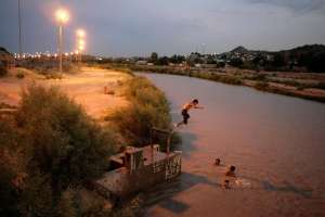 Migrantes hallan a menor hondureño abandonado cerca de un río en la frontera de Texas