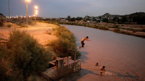 Agentes de la Patrulla Fronteriza han advertido los peligros de cruzar la frontera de Río Grande para los niños.