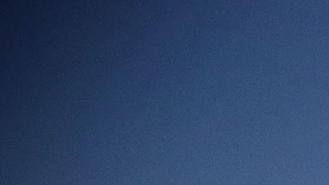 La cámara de un helicóptero captó el espectacular salto de un hombre desde un puente en Florida.