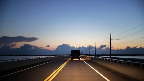 La cámara de un helicóptero captó el espectacular salto de un hombre desde un puente en Florida.