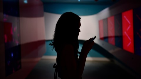 Los videos sexuales de las víctimas circulan en la red.