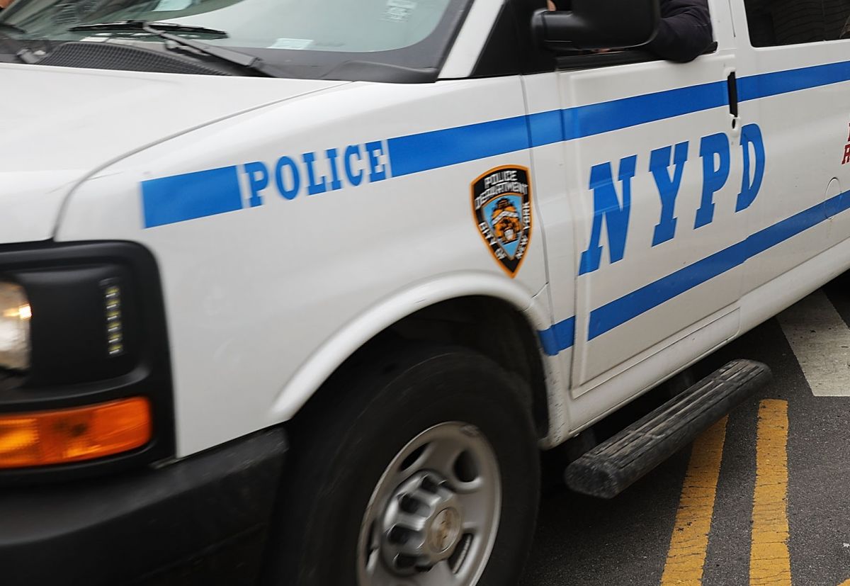 nypd-rookie-cop-is-very-embarrassed-by-dogging-lieutenant-at