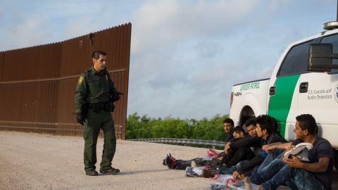 TOPSHOT-US-MEXICO-BORDER-IMMIGRATION-ARREST