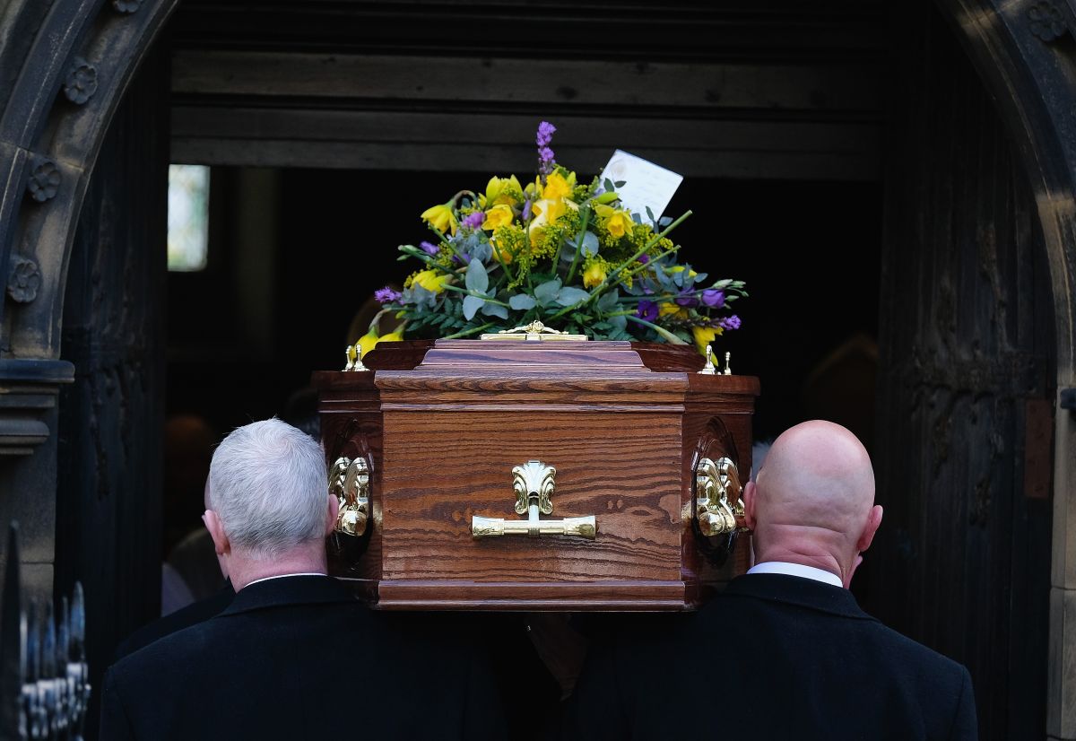 Las autoridades llamaban a Stewart "Obit  Bandit", por su tendencia a aprovecharse de las familias que iban a los funerales.