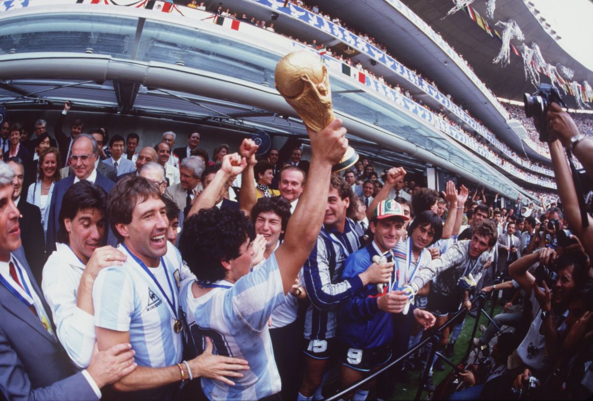 Diego Maradona celebrating with the people after winning the 1986 World Cup.