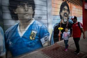 Tributo al eterno capitán: Maradona recibió emocionante homenaje de dos viejos compañeros [Video]