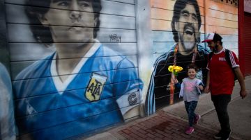 Excompañeros de Maradona realizan emotivo homenaje