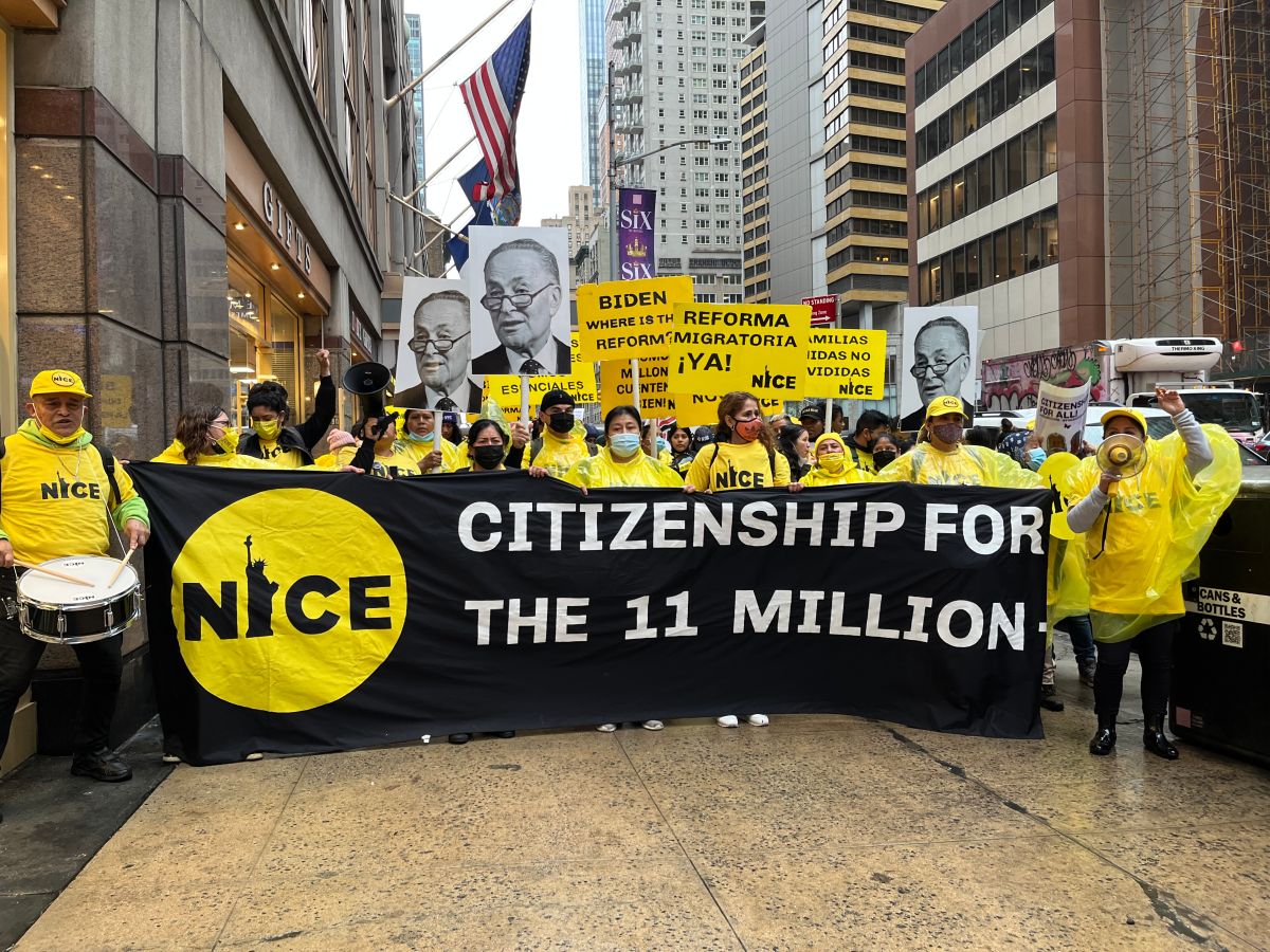 Con pancartas y fotos del senador Schumer, los manifestantes avanzaron por la avenida Broadway hacia el Bajo Manhattan. 
