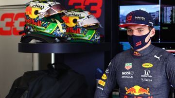 Max Verstappen es multado por tocar el auto de Lewis Hamilton