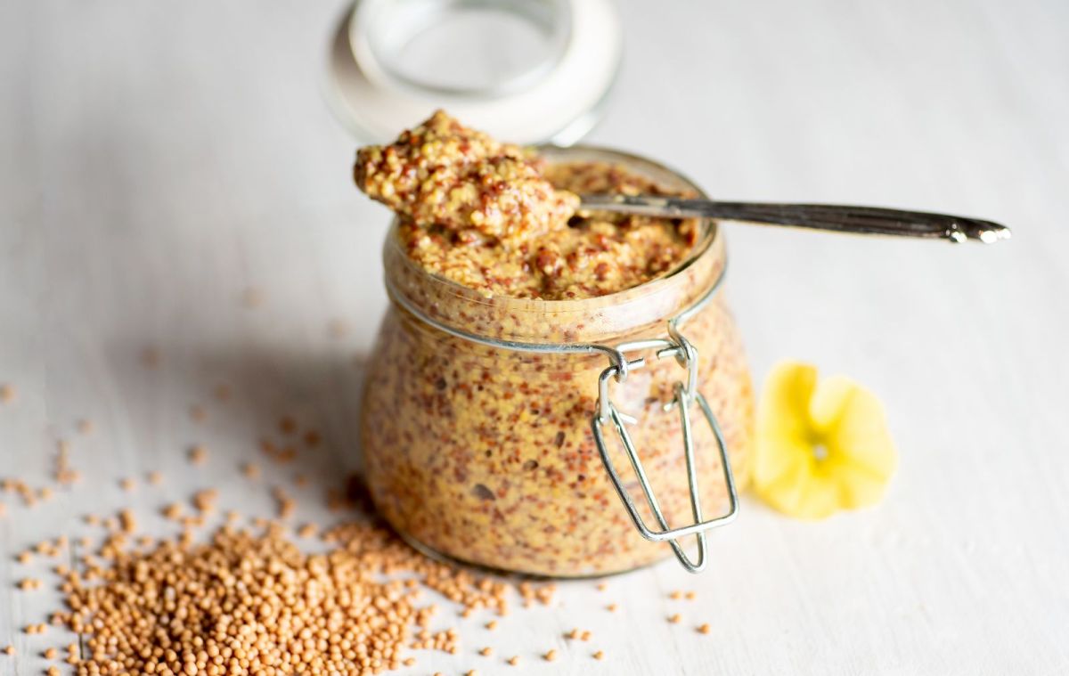 La mostaza de grano entero, también es un gran aliado para regular la glucosa en sangre. Beneficia el control de la diabetes y el peso corporal.