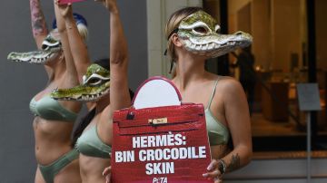 La nueva campaña viral de PETA incluye prendas hechas con "piel humana"