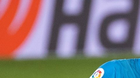 Radamel Falcao, tras caer lesionado durante el encuentro correspondiente a la jornada 13 de La Liga frente al Real Madrid.