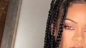 Rihanna modela pijama navideña de Savage x Fenty con un trasero completamente expuesto.