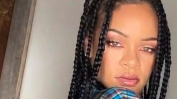Rihanna modela pijama navideña de Savage x Fenty con un trasero completamente expuesto.