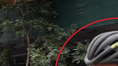 El Senador Chuck Schumer experimentó el desafió de entregar comida a domicilio.