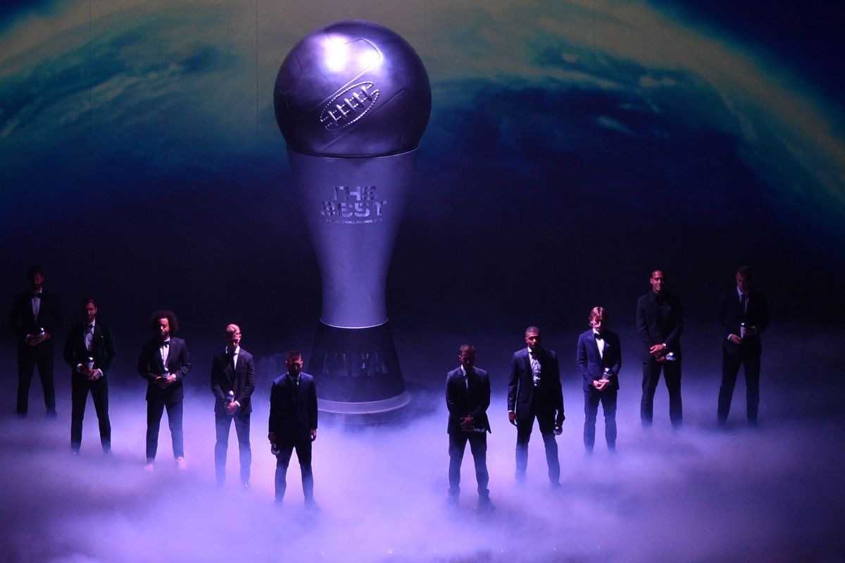 Ganadores del '11 ideal masculino' posan durante la ceremonia de entrega de premios 'The Best' de la FIFA en su edición 2019.