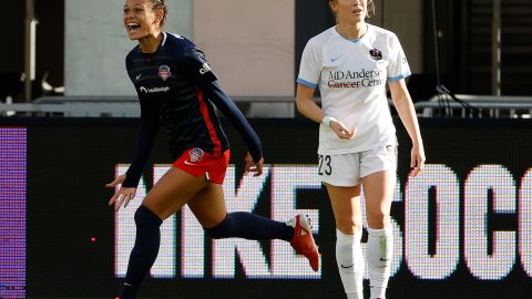 Hija de Dennis Rodman gana su primer título como futbolista profesional