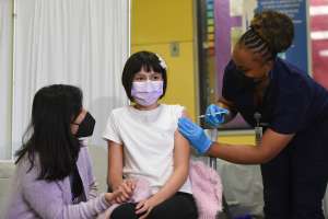 Extienden licencia por enfermedad pagada a padres para vacunar a hijos en NYC