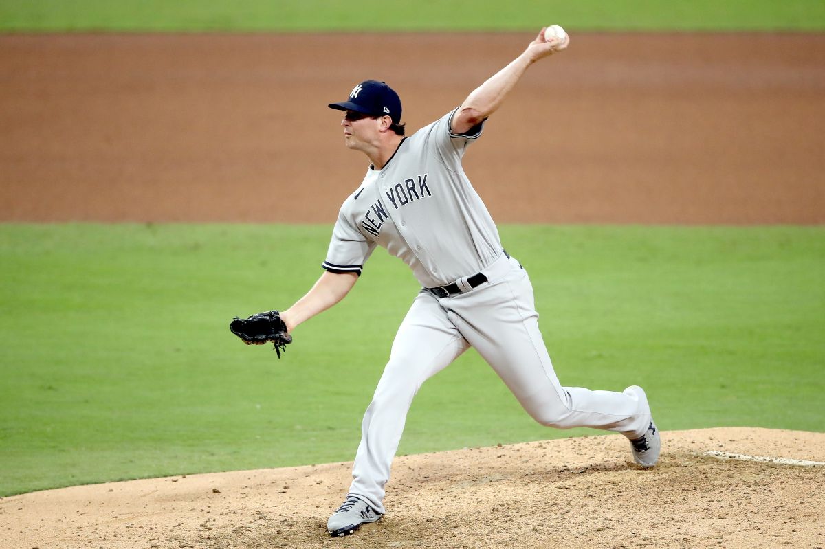 Zack Britton lanza por los Yankees de Nueva York contra los Rays de Tampa Bay en la temporada 2020 de la MLB.
