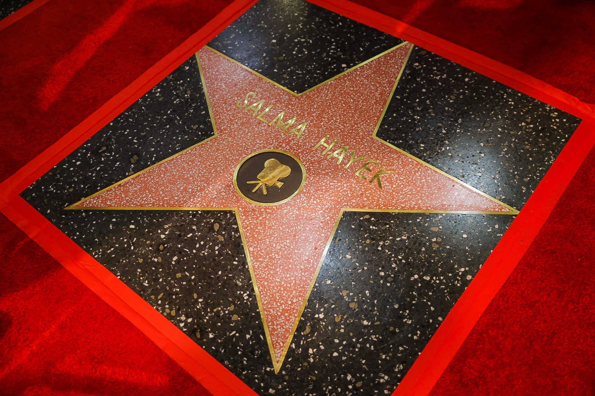 Fotografía de la estrella de la actriz Salma Hayek en el Paseo de la Fama hoy, en Hollywood. EFE/ Phillip Kim