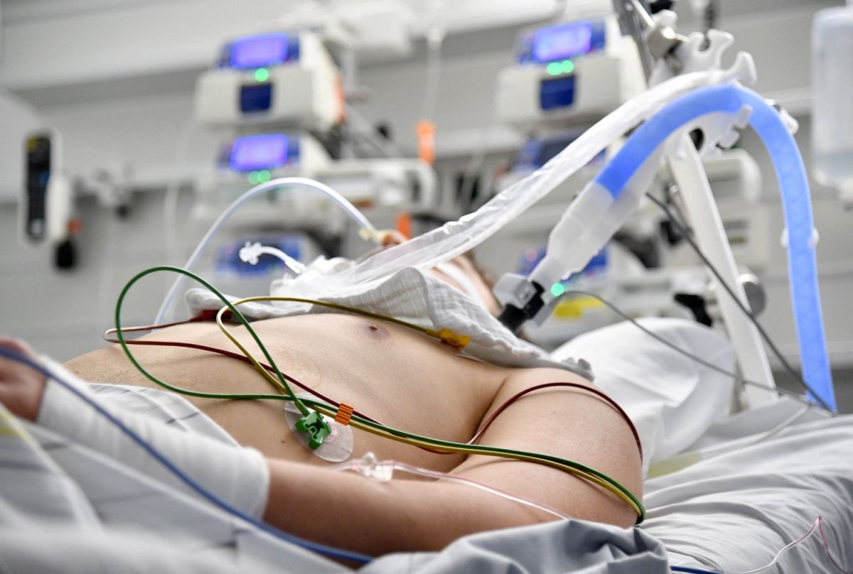 Un hombre con COVID grave es atendido en un hospital de Austria.