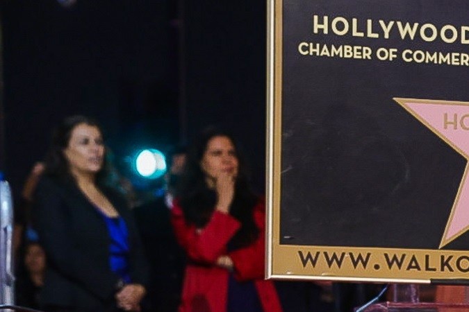 Salma Hayek posa para las cámaras durante su ceremonia para recibir la estrella en el Paseo de la Fama, en Hollywood. EFE/ Phillip Kim