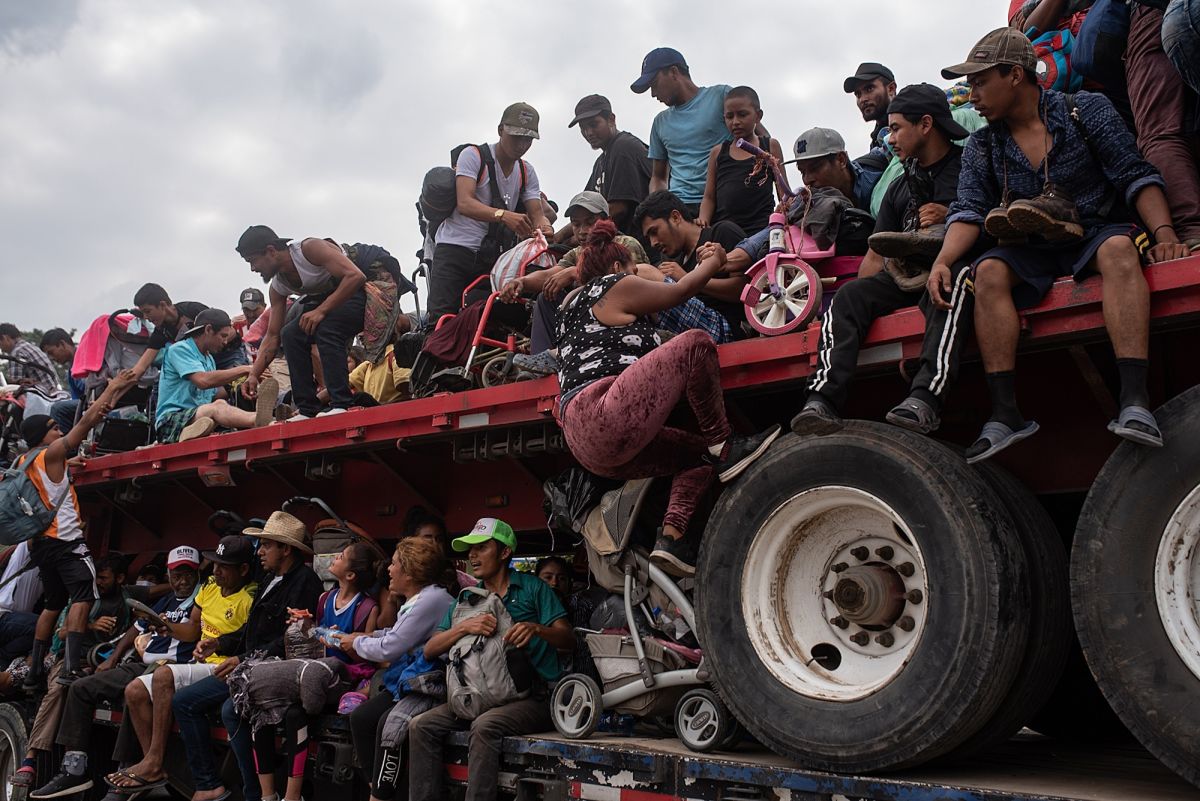 Migrantes centroamericanos viajan en camiones durante su caravana hacia el norte de México hoy, en el municipio de Jesús Carranza, en el estado de Veracruz (México). 